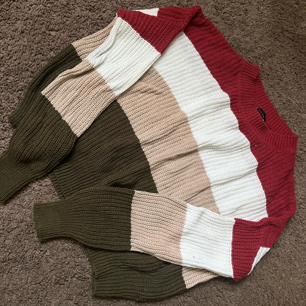 Size medium light sweater, it keeps you really warm when it’s chilly out